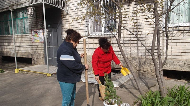 Во дворах Центрального округа проходят субботники