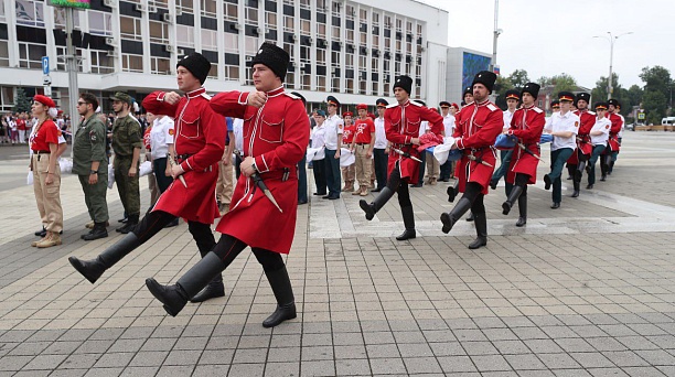 В Краснодаре в День России развернули государственный флаг и знамя «Zа наших»