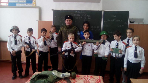 Казачат познакомили с современным вооружением