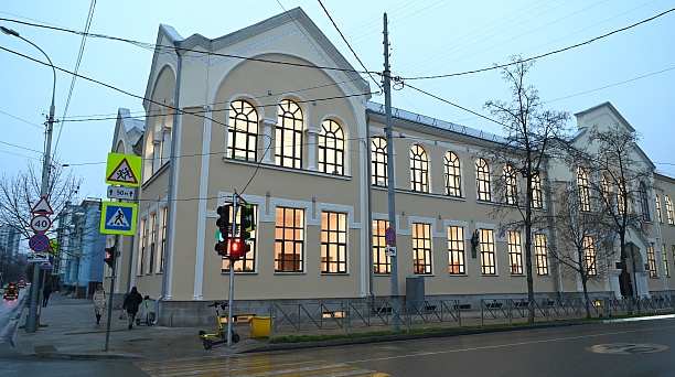 Евгений Наумов и председатель Гордумы Вера Галушко после капремонта осмотрели объект исторического наследия – школу №8