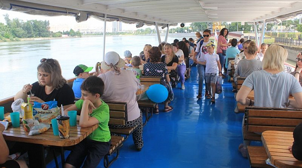 Дети с ограниченными возможностями здоровья побывали на речной прогулке