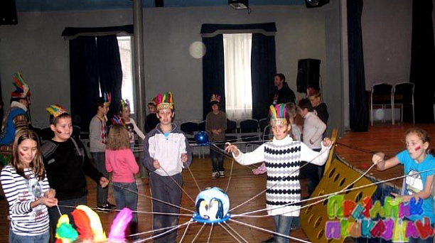 Подарок детям от творческих коллективов Центра творчества и досуга поселка Лазурного