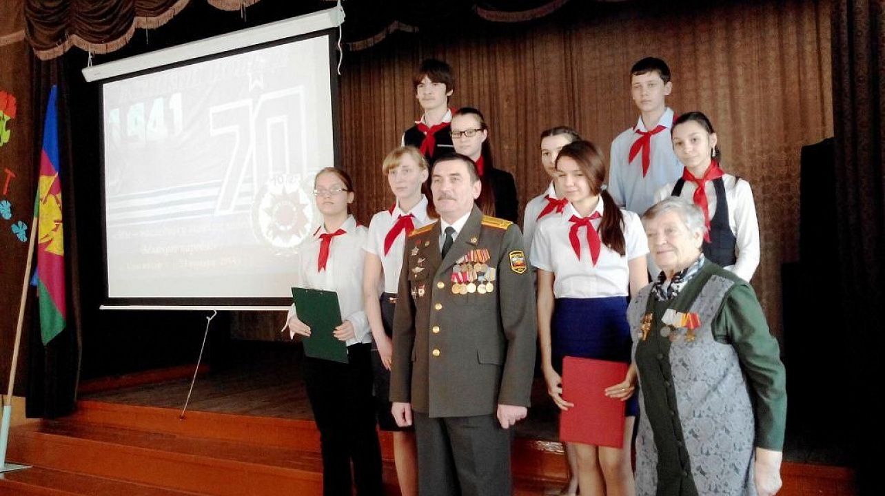 В сельском Доме культуры Елизаветинской посвятили учащихся шестых классов в ряды Новых тимуровцев