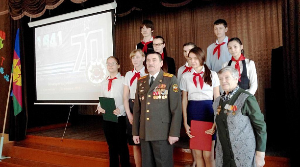 В сельском Доме культуры Елизаветинской посвятили учащихся шестых классов школы №77в ряды Новых тимуровцев