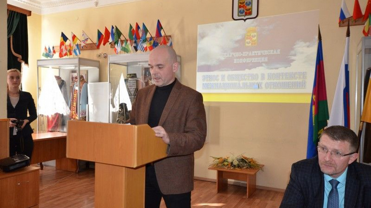 Учёные и практики обсудили проблемы межнациональных отношений в рамках (6).JPG