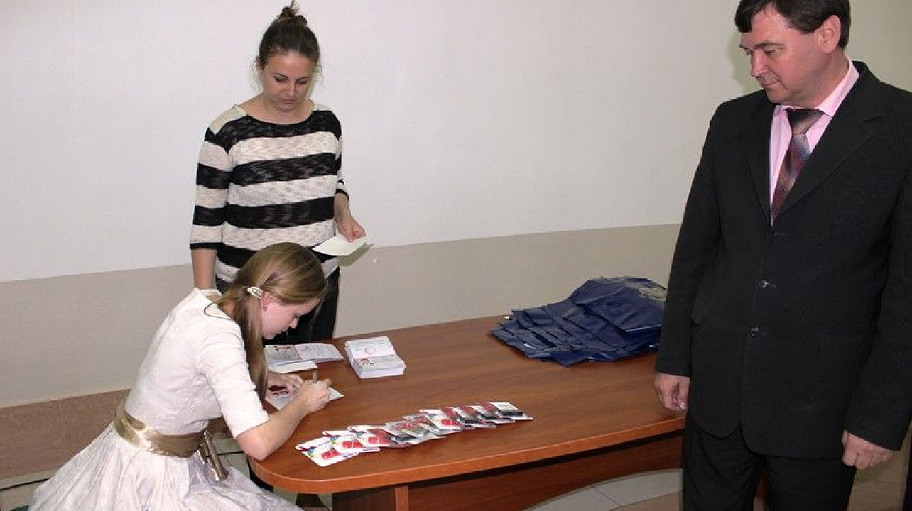 Юным гражданам Западного округа торжественно вручили паспорта