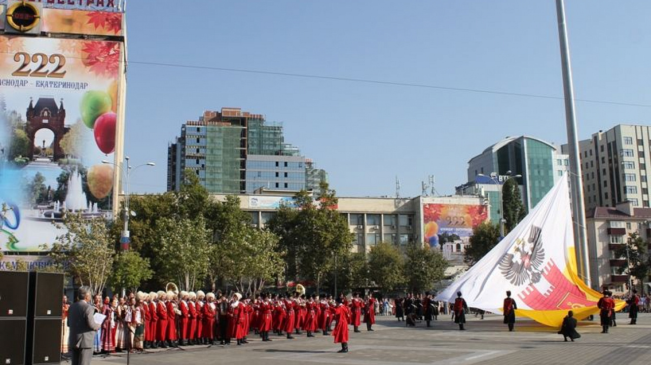 Общественность Центрального округа приняла участие в церемонии поднятия флага