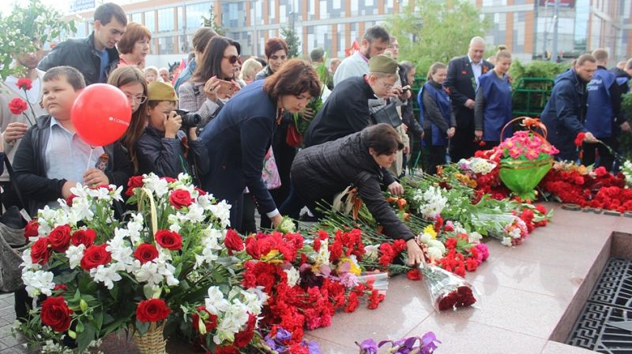 Глава администрации Центрального округа Елена Малова возложила цветы к монументам героям войны