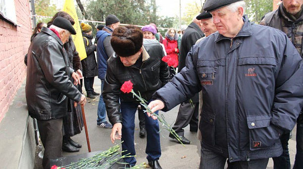 В Краснодаре установили мемориальную доску Михаилу Шемякину-старшему