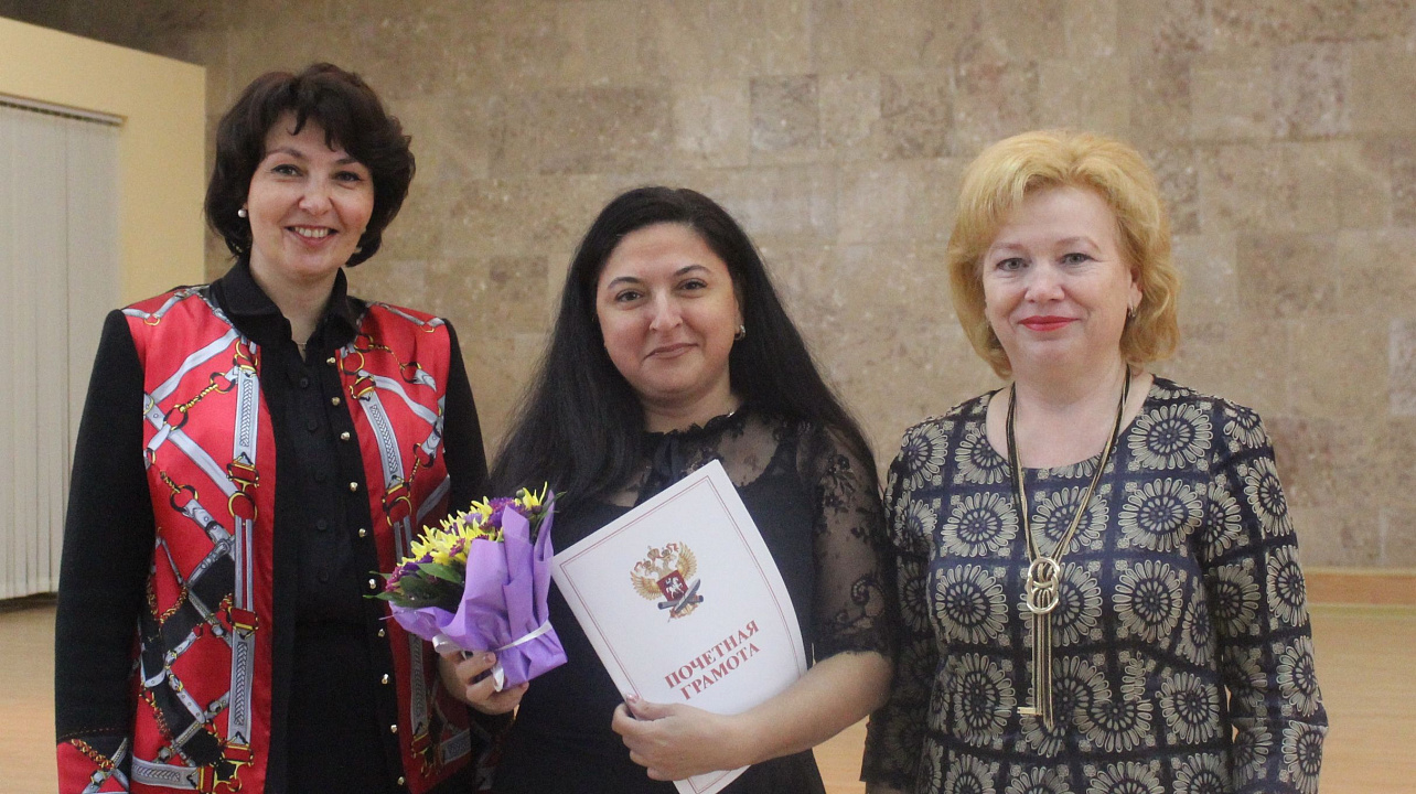 В администрации Центрального округа поздравили учителей и воспитателей с профессиональными праздниками