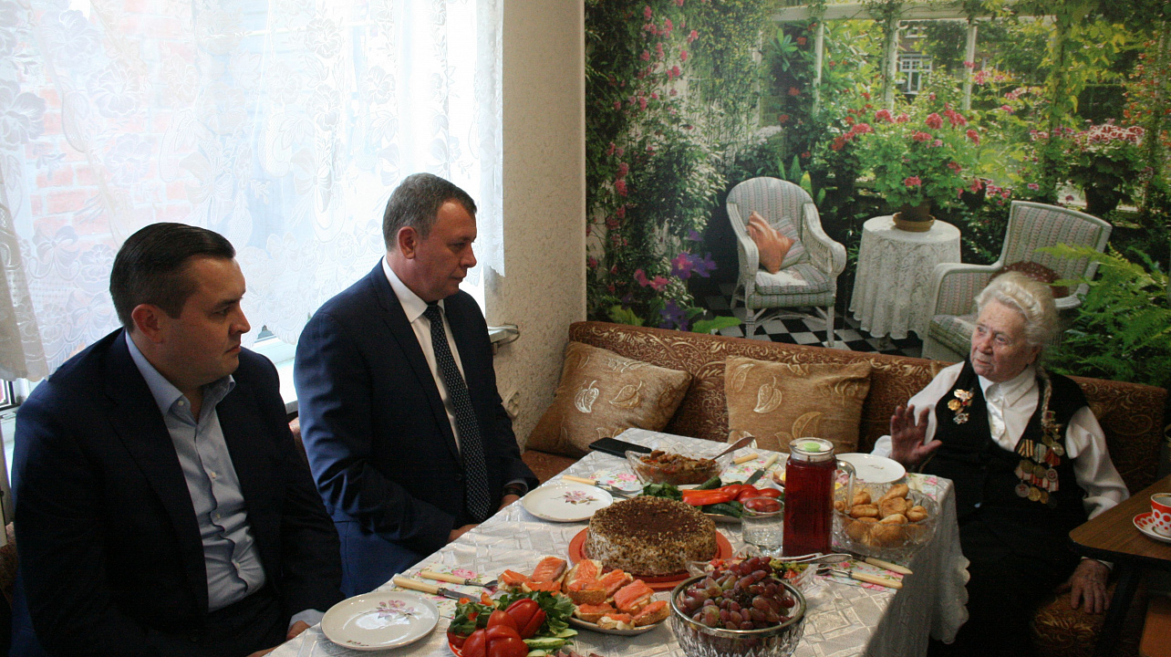 Ветерана  Прикубанского округа поздравили с 75-летием освобождения Кубани заместитель главы города Виталий Косенко и глава Прикубанского округа Андрей Дорошев