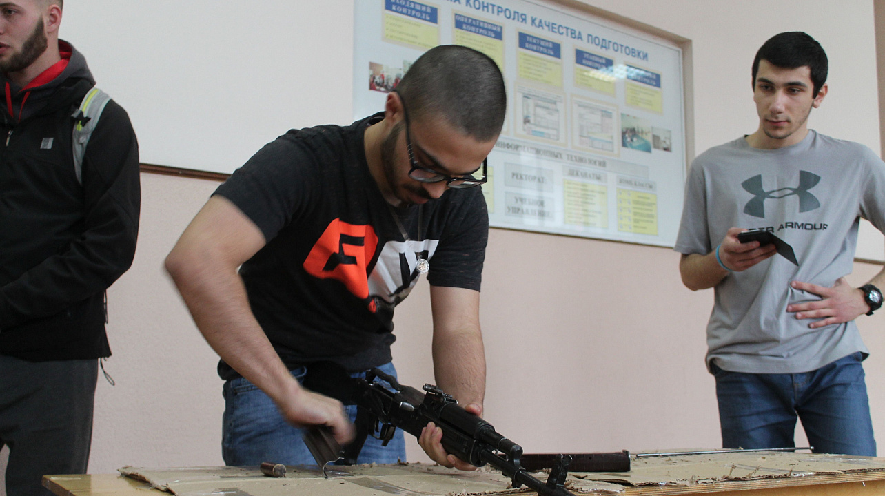 В университете физкультуры прошли соревнование по разборке-сборке автомата Калашникова