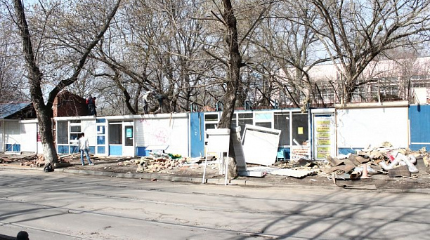 В Краснодаре демонтируют самовольные торговые павильоны
