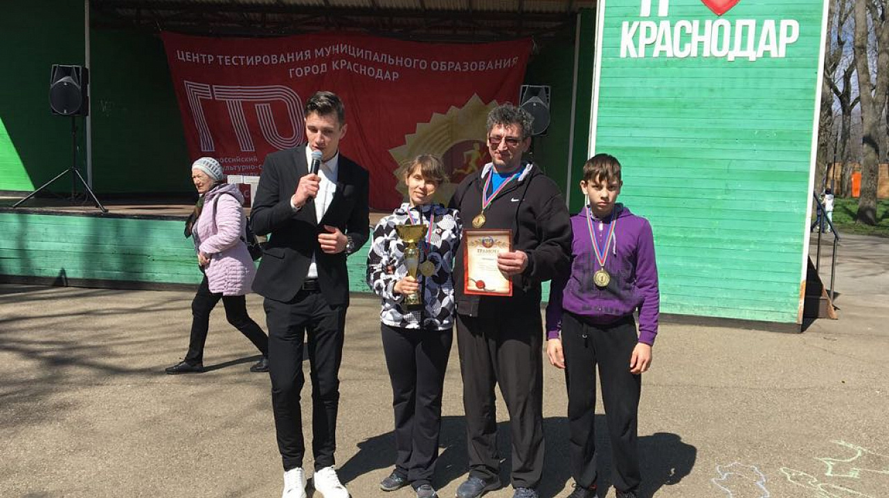 Семья Западного округа заняла 1 место в спортивных соревнованиях «Стартуем вместе»