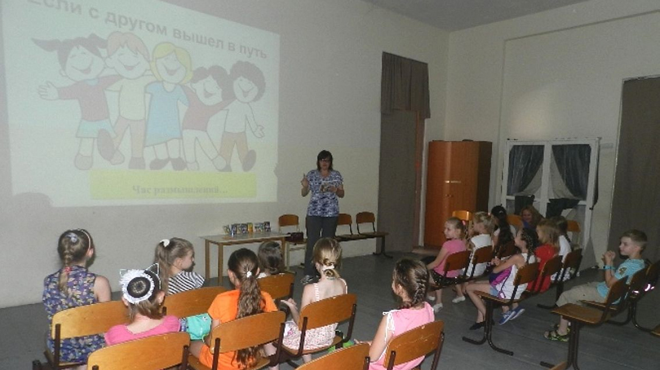 В библиотеке им. Н. А. Некрасова Западного округа провели час размышлений «Если с другом вышел в путь»