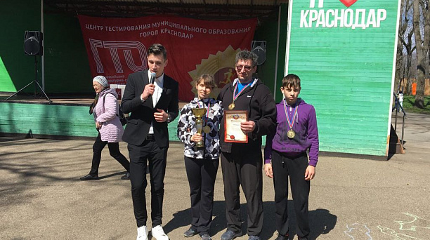 Семья из Западного округа заняла 1 место в спортивных соревнованиях «Стартуем вместе»