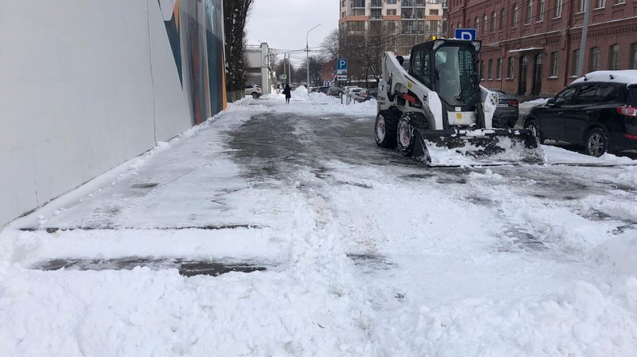 Улицы Центрального округа активно очищают от снега