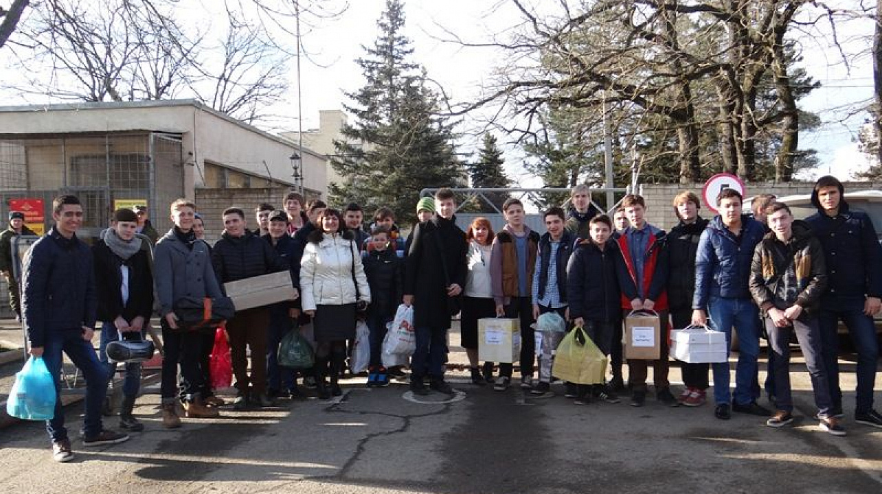 Учащиеся гимназии № 92 собрали посылки солдатам