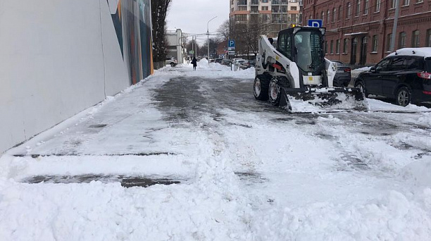 Улицы Центрального округа активно очищают от снега