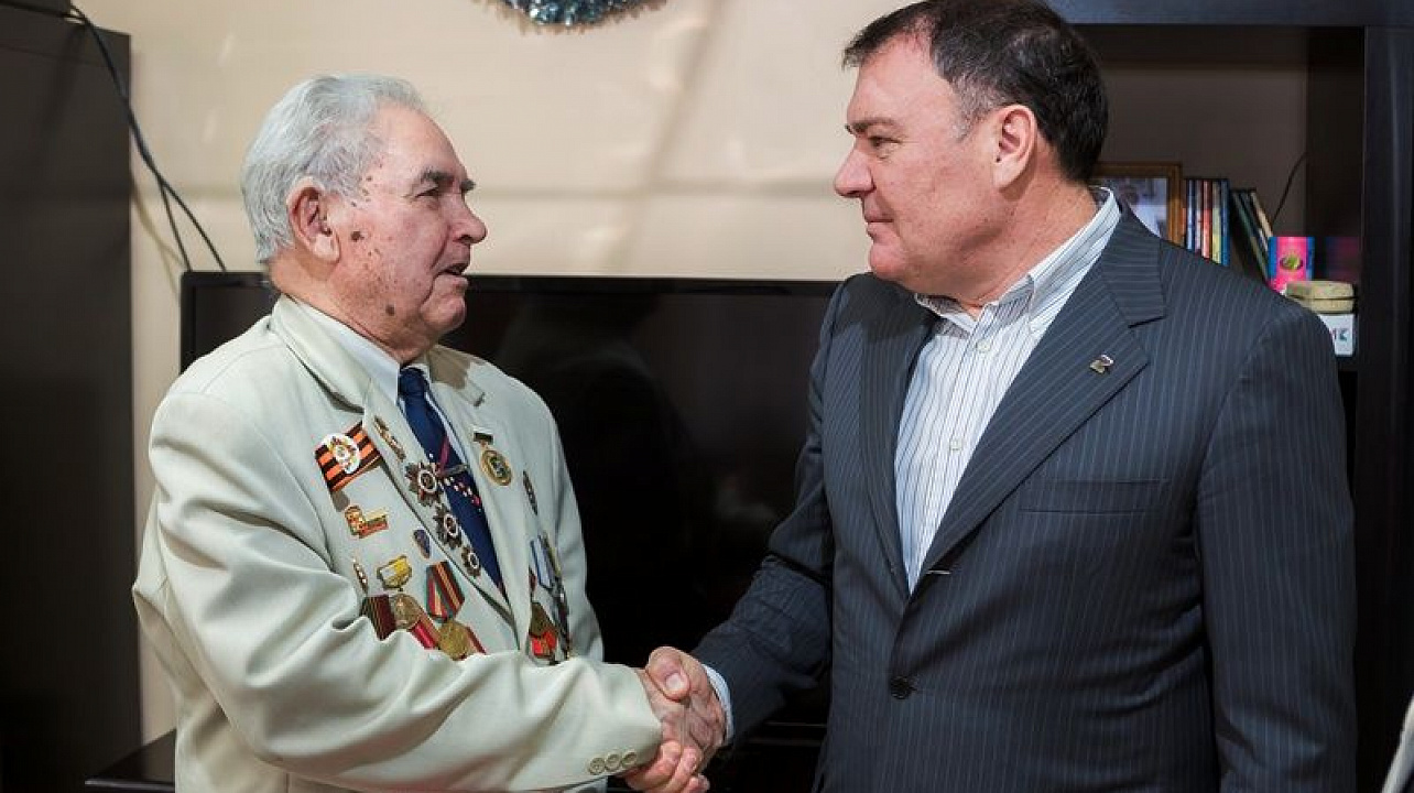 Депутат Госдумы Александр Ремезков поздравил с Днем защитника Отечества Освободителя Краснодара Дмитрия Шлыкова