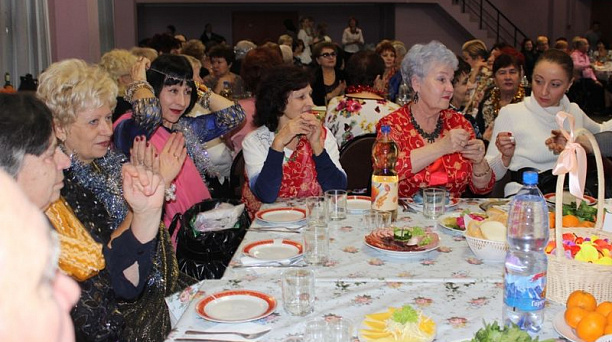 Жители Центрального округа отмечают наступающий Новый год