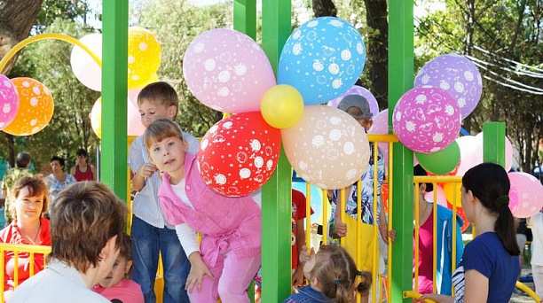 В День знаний в Центральном округе открыли детскую площадку