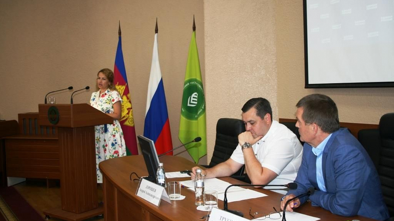 Депутат ЗСК Александр Трубилин отчитался о результатах работы фракции партии «Единая Россия» за 5-летний период