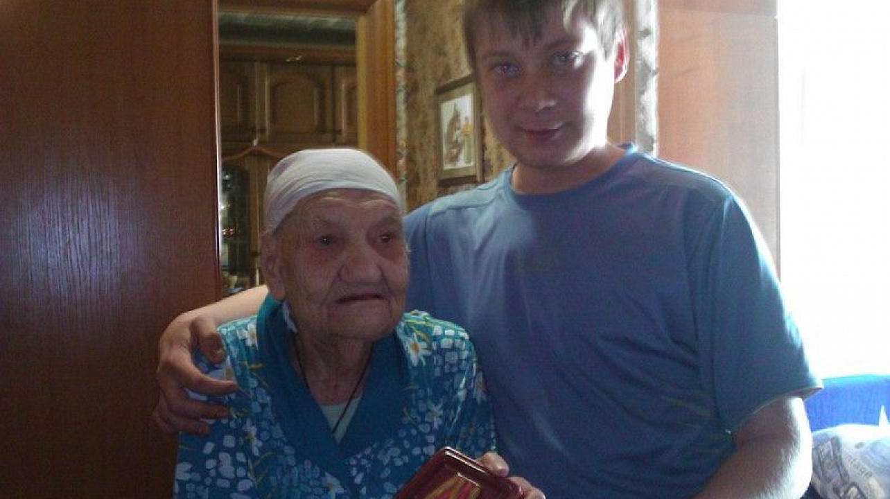 Ветеранам Центрального округа вручают юбилейные медали на дому