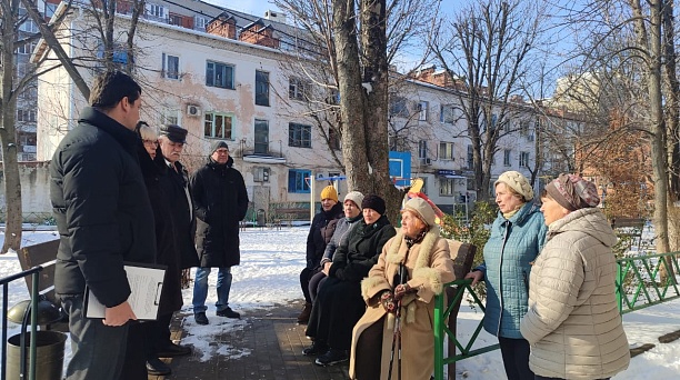 По улице Вавилова прошла встреча с жителями нескольких многоквартирных домов по вопросу принадлежности подземного овощехранилища