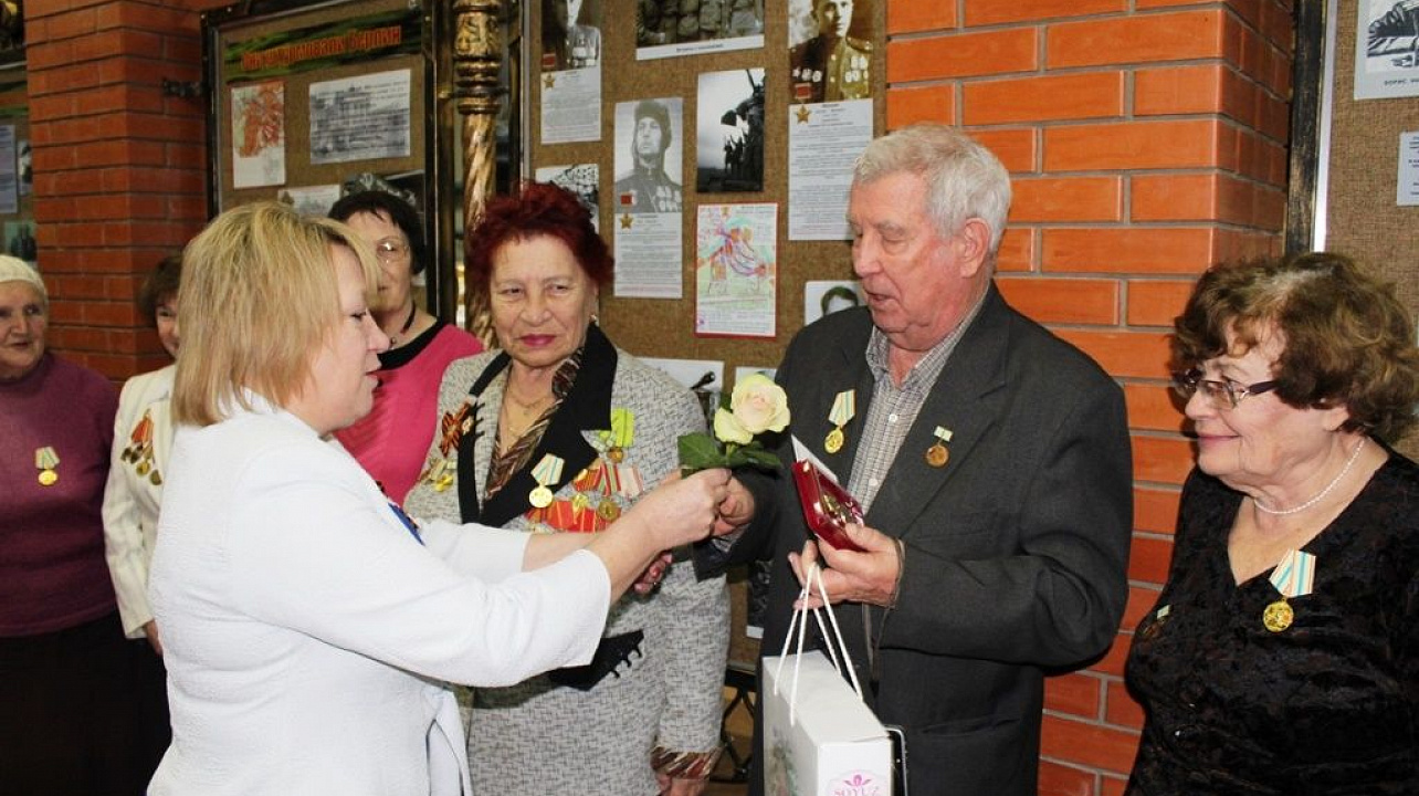 В Западном округе продолжается вручение памятных знаков к годовщине снятия блокады Ленинграда