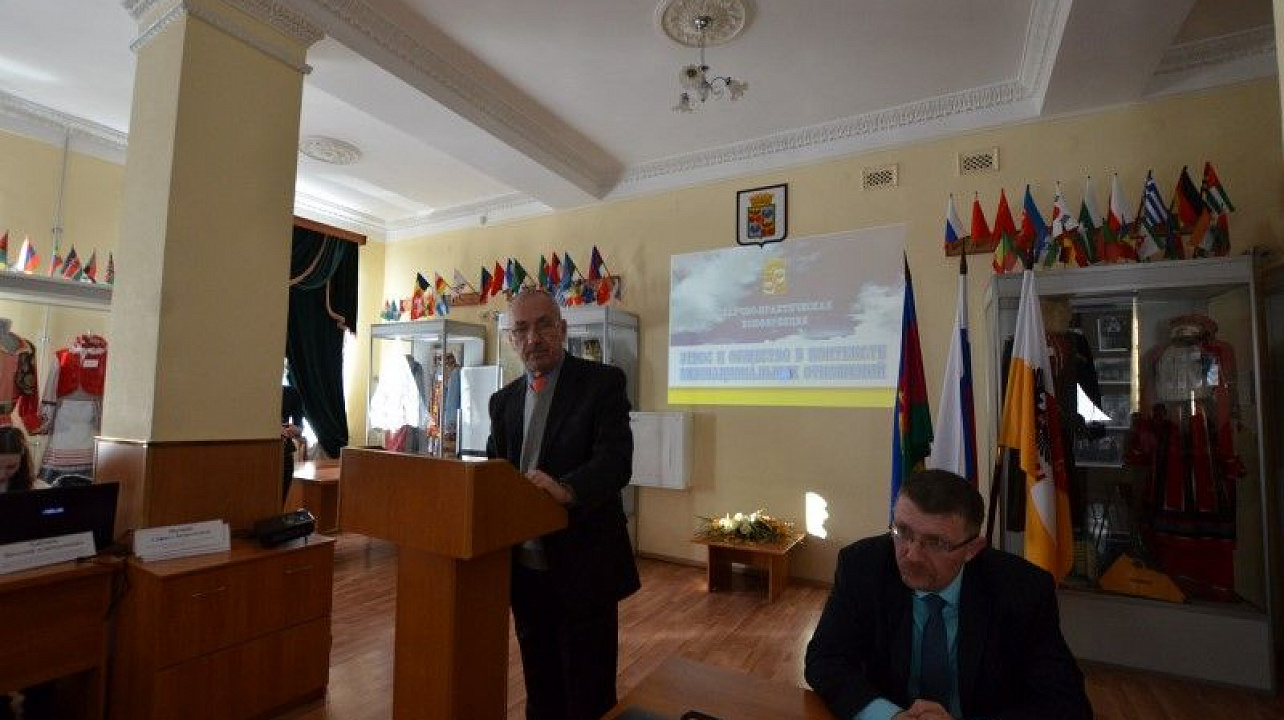 Учёные и практики обсудили проблемы межнациональных отношений в рамках.JPG