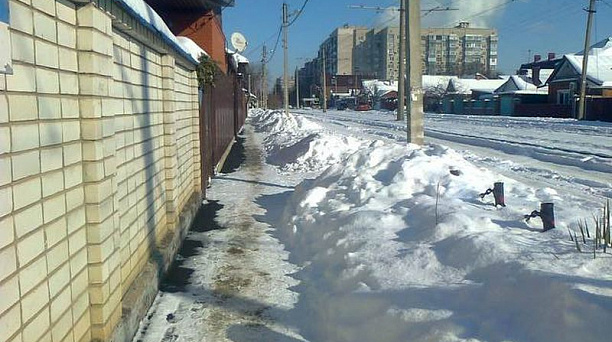 Жители Центрального округа вышли на очистку домов от сосулек