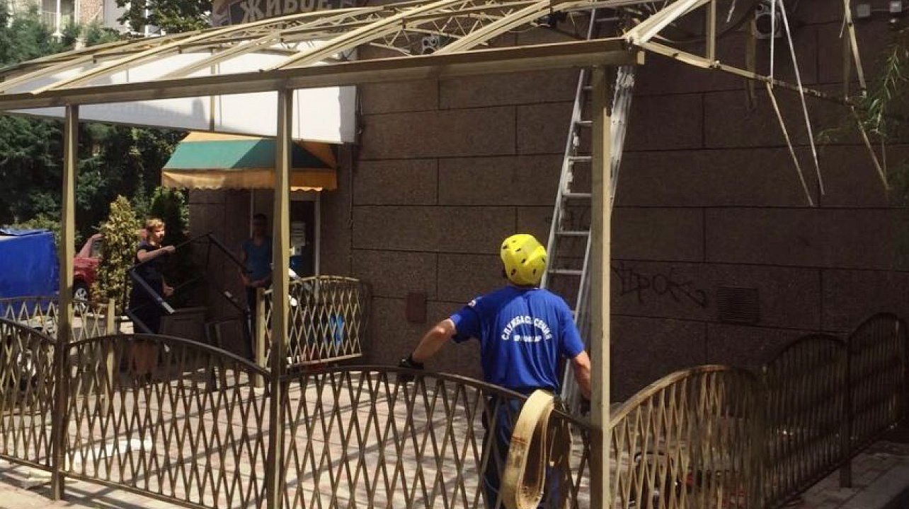 В Западном округе продолжается реконструкция самовольно размещенных временных сооружений