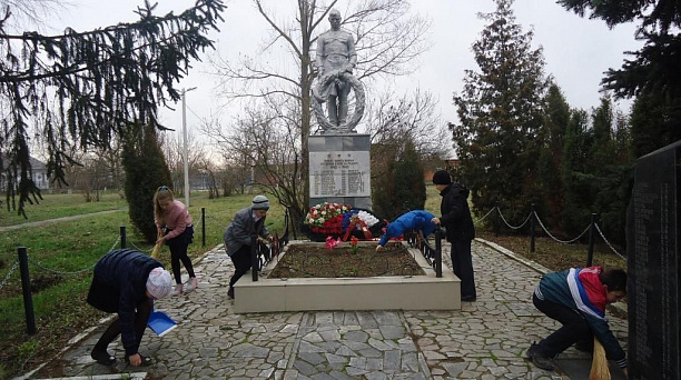 Тимуровцы из школы №79 навели порядок у братской могилы воинов, освобождавших хутор Копанской