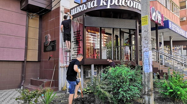 В Западном округе  приведена в порядок территория у  мемориала В.А. Посадскому