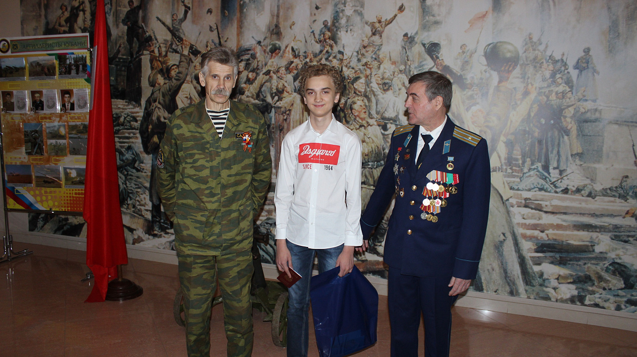 14-летним гражданам Западного округа торжественно вручили паспорта