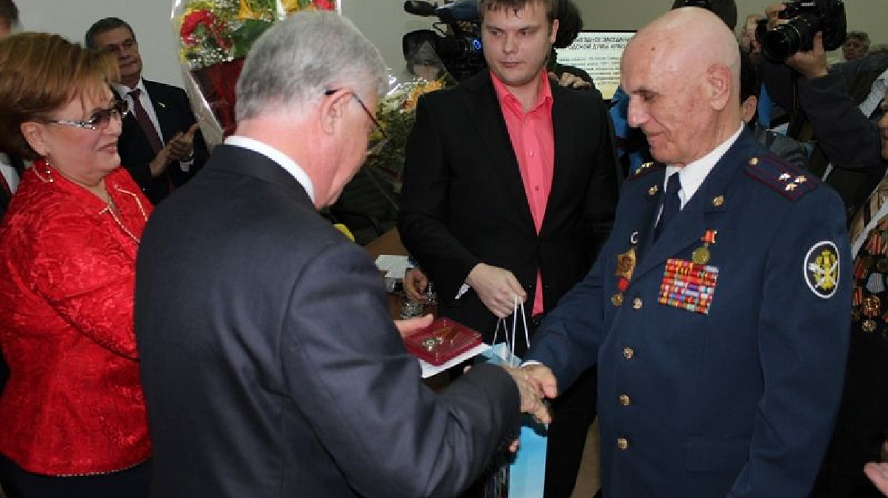 Глава города Краснодара Владимир Евланов вручил медаль участнику ВОВ Петру Иосифовичу Крюкову