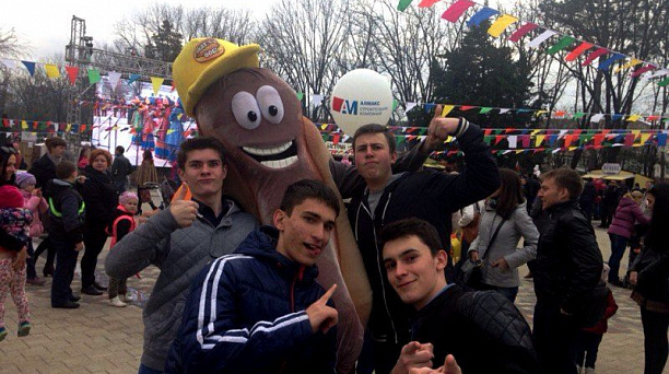 На Александровском бульваре у кинотеатра "Аврора" прошла "Кубанская масленица"