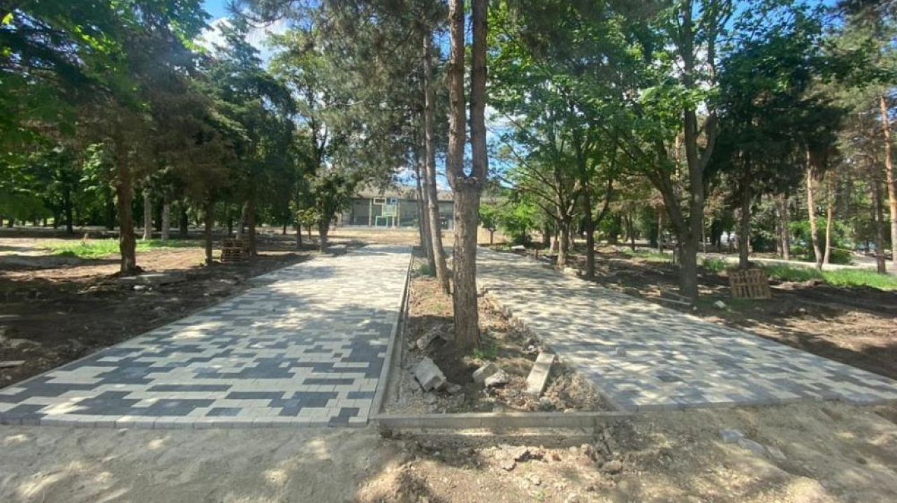 3.Благоустройство сквера им. Льва Толстого в Краснодаре выполнено более чем на треть