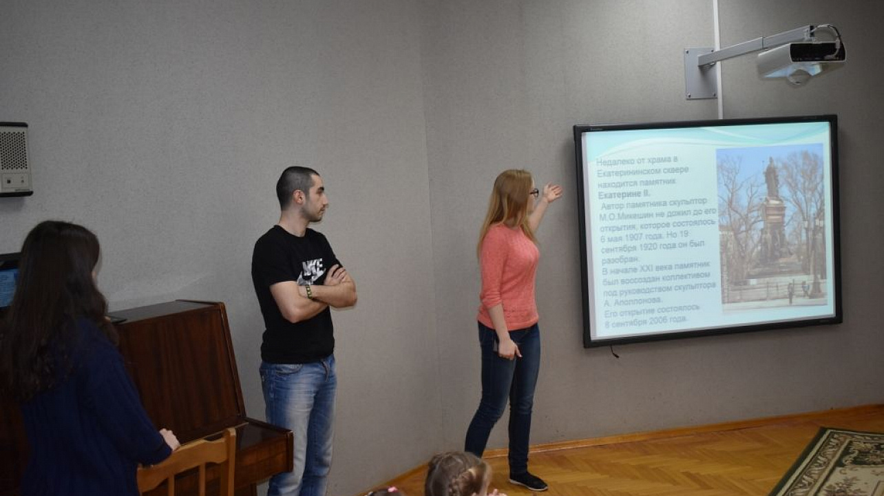 Возложение цветов к памятнику Александра Покрышкина