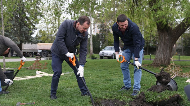 Вениамин Кондратьев и Евгений Первышов высадили деревья в Чистяковской роще Краснодара