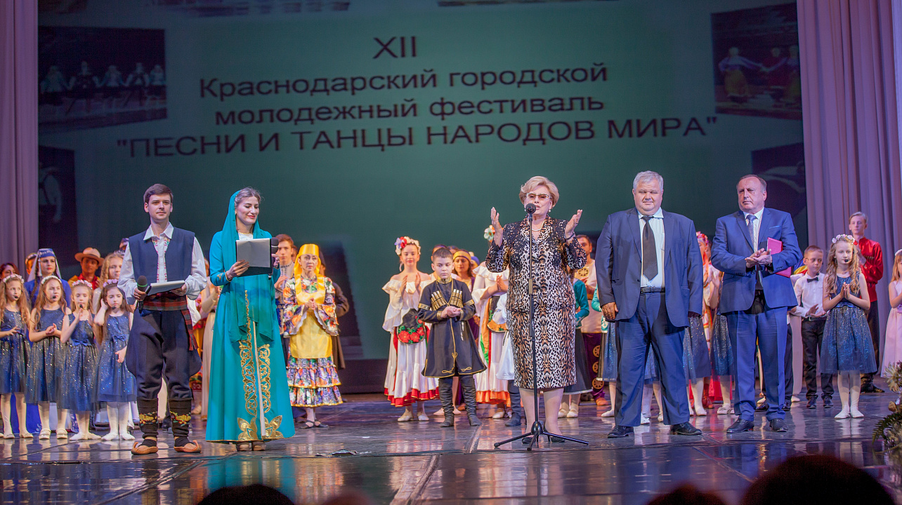 XII Краснодарский городской молодёжный фестиваль «Песни и танцы народов мира» объединил сотни горожан р.jpg