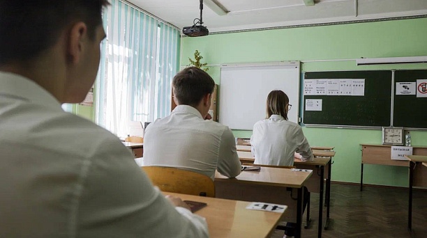 Евгений Наумов поздравил с высшими результатами на ЕГЭ первых краснодарских стобалльников