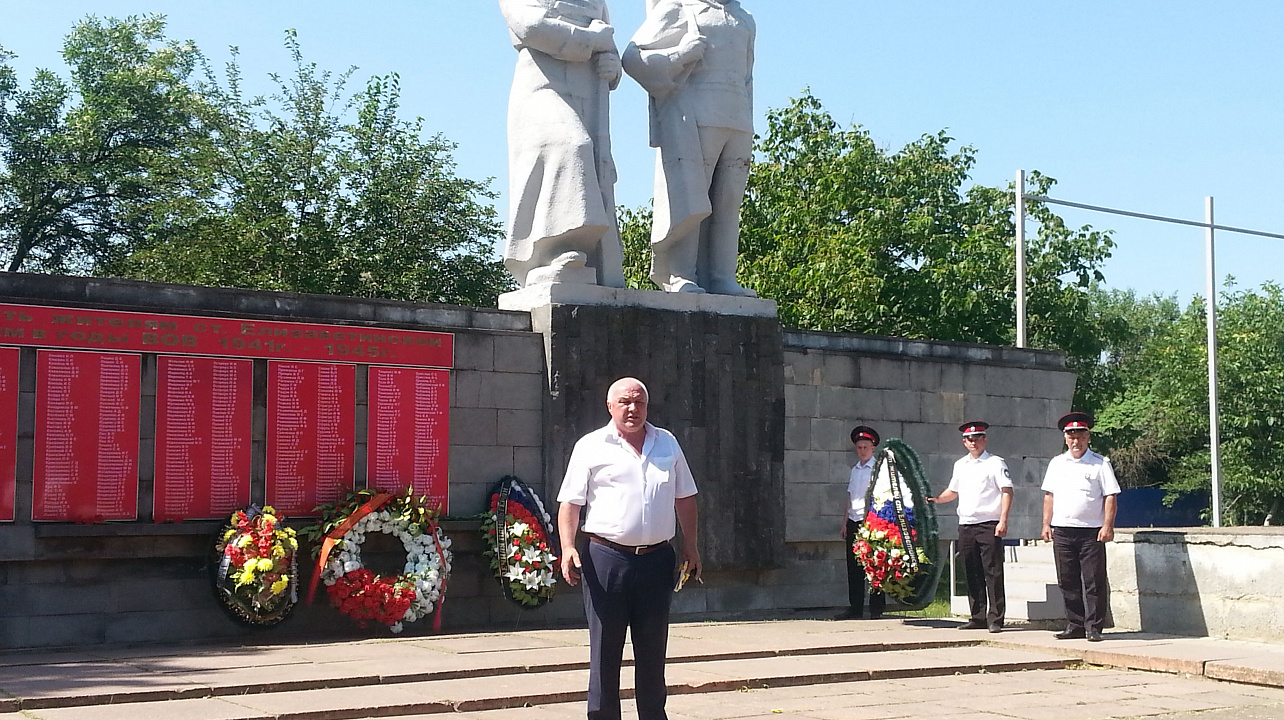 В сквере памяти героев станицы Елизаветинской состоялся митинг в честь Дня памяти и скорби