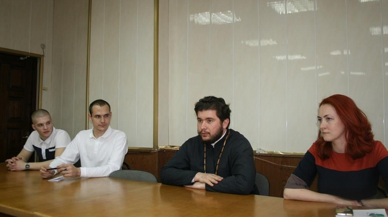 Молодежный Совет Прикубанского округа провел круглый стол с представителем Русской Православной церкви