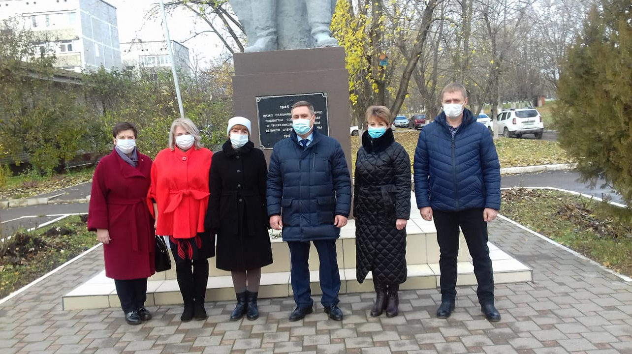 Сегодня глава администрации Прикубанского округа Александр Журавлев возложил цветы у могилы Неизвестного летчику по улице Совхозной