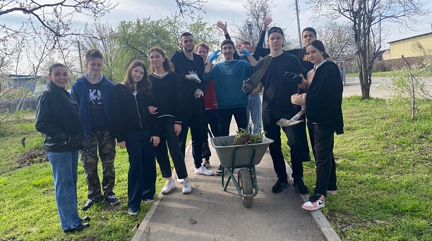 В ТЦ № 10 председатель органа ТОС № 323 Сухомлинова Марина Геннадьевна проводит субботники и организует жителей для поддержания порядка.