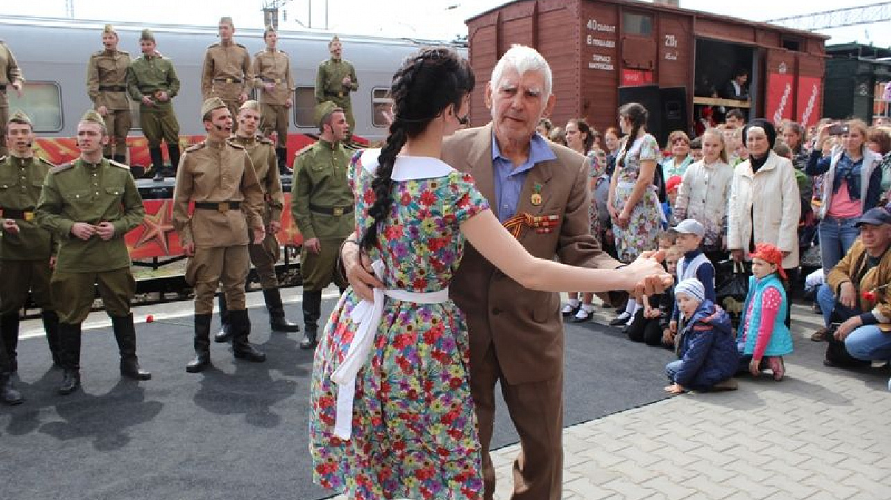 Жители Центрального округа встретили поезд Победы