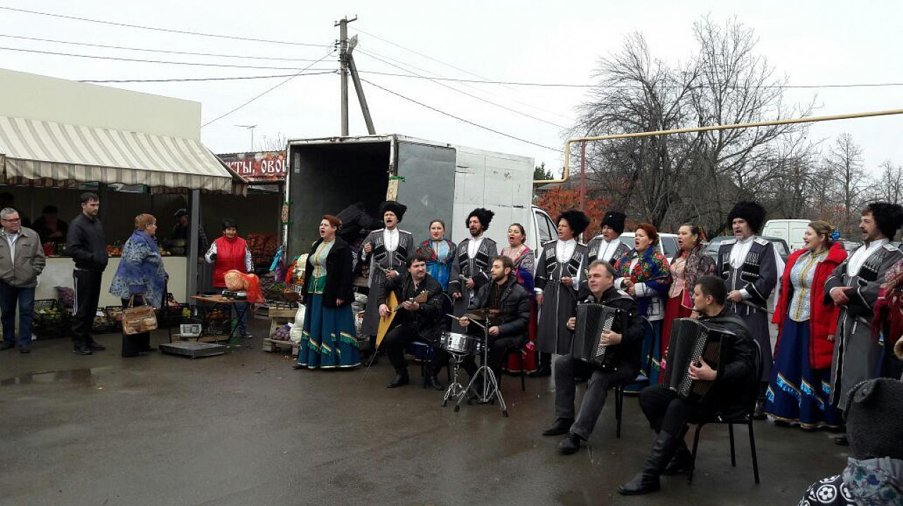 Елизаветинские творческие коллективы выступили на станичной ярмарке