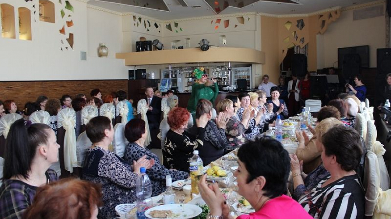 Глава Центрального округа Вячеслав Литвинов поздравил общественников с наступающим Международным женским днем